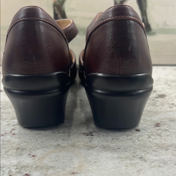 Aravon Maura T-Strap Mary Jane Heels Shoes - Picture 6 of 8